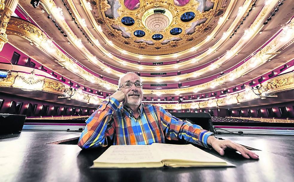 Jaume Tribó, recopilador de las anécdotas habidas en el Liceo, posa en su concha de apuntador. 