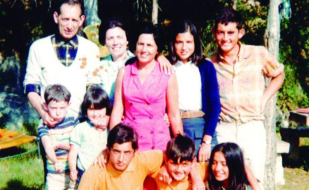 La familia en derredor. Sedano, 1968. La familia posa al completo con una profesora (entre Miguel y Ángeles) que les visitaba ese verano. En alguna ocasión, los hijos de Delibes le sirvieron de inspiración al novelista para sus personajes infantiles. 