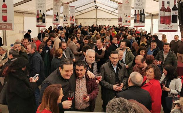 Asistentes a la Fiesta del Primer Vino celebrada en Mucientes.