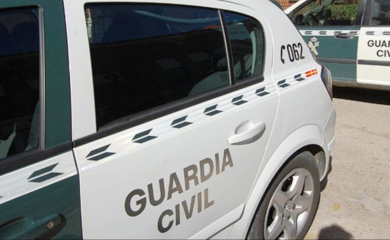 Efectivos de la Guardia Civil intentan localizar al autor del atraco en la localidad de Villaobispo.