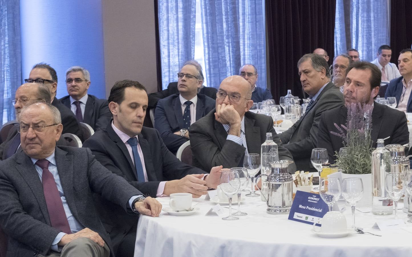 El obispo auxiliar de Valladolid defiende en el Foro de El Norte una visión más humanista de la sociedad y la economía basada en el respeto a las ideas de los demás.