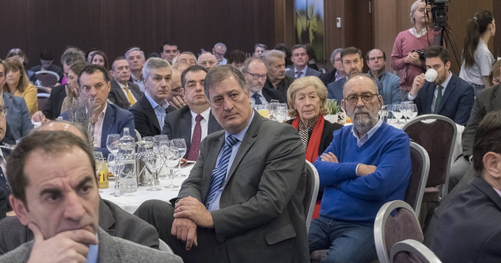 El obispo auxiliar de Valladolid defiende en el Foro de El Norte una visión más humanista de la sociedad y la economía basada en el respeto a las ideas de los demás.