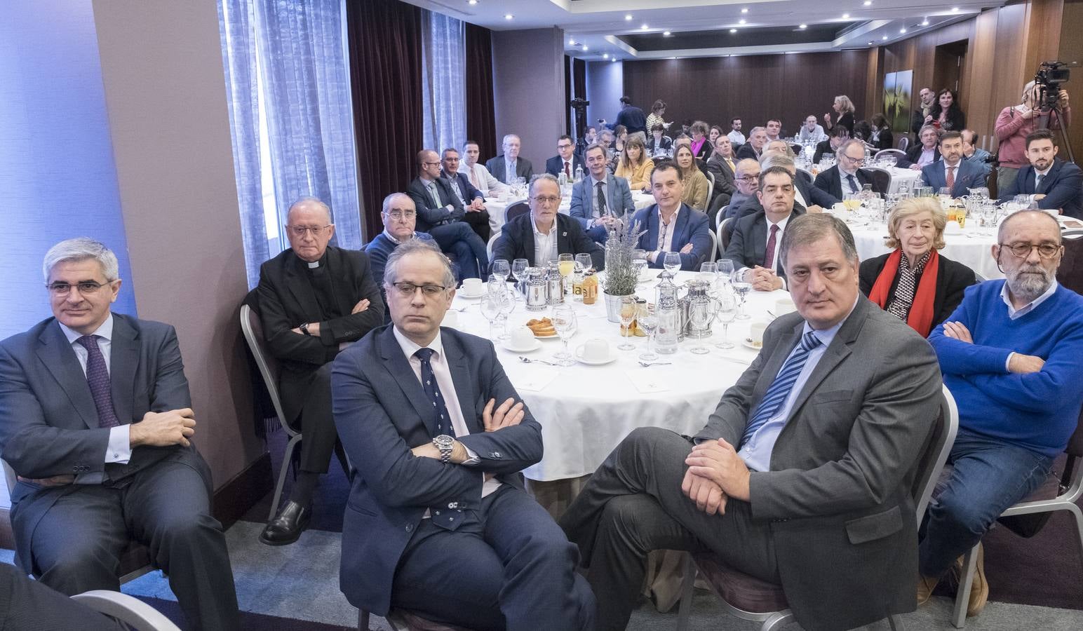 El obispo auxiliar de Valladolid defiende en el Foro de El Norte una visión más humanista de la sociedad y la economía basada en el respeto a las ideas de los demás.