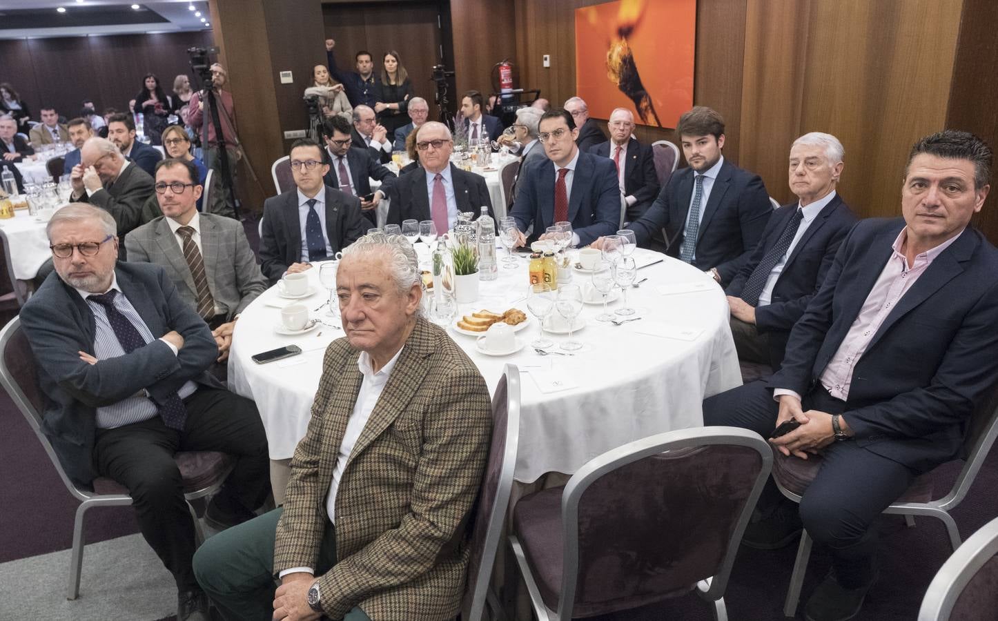 El obispo auxiliar de Valladolid defiende en el Foro de El Norte una visión más humanista de la sociedad y la economía basada en el respeto a las ideas de los demás.