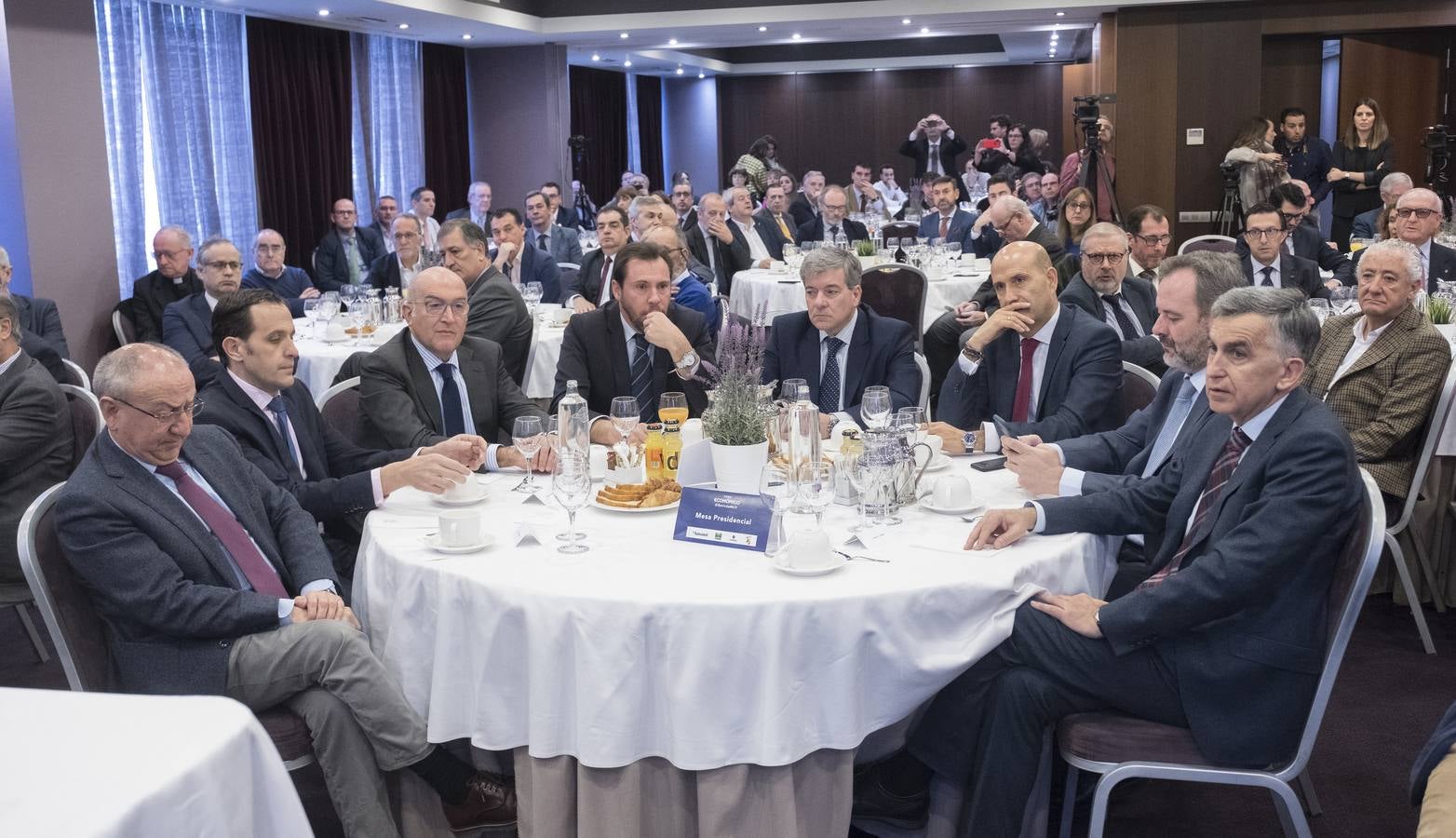 El obispo auxiliar de Valladolid defiende en el Foro de El Norte una visión más humanista de la sociedad y la economía basada en el respeto a las ideas de los demás.