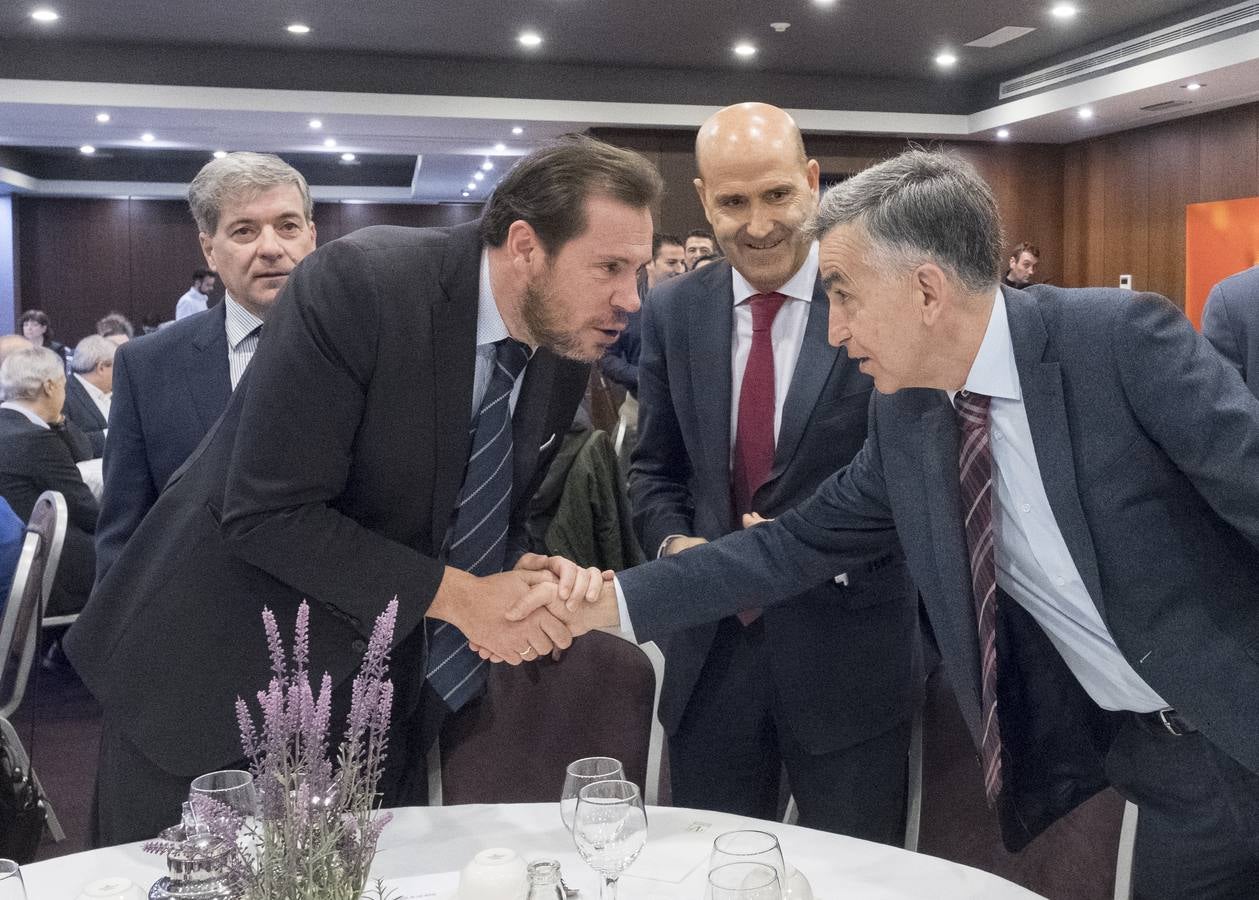 El obispo auxiliar de Valladolid defiende en el Foro de El Norte una visión más humanista de la sociedad y la economía basada en el respeto a las ideas de los demás.