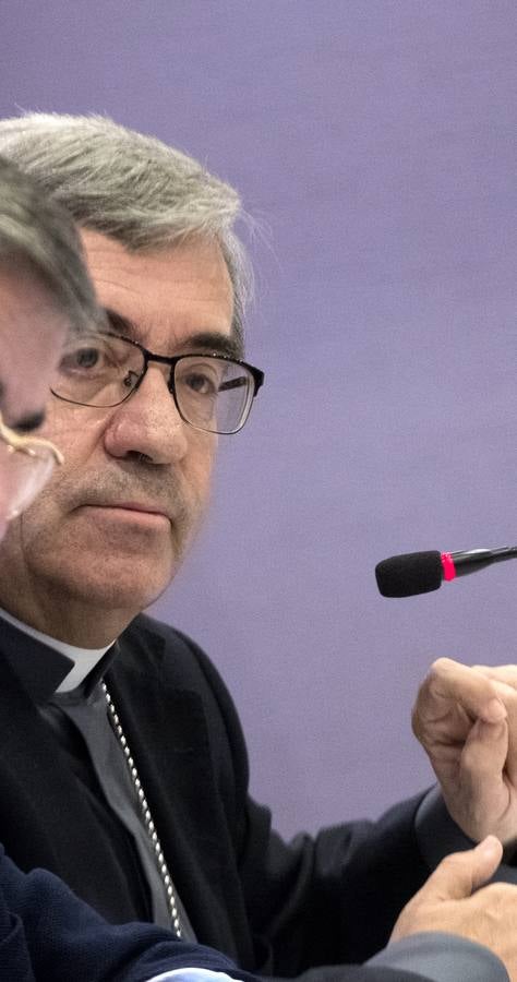 El obispo auxiliar de Valladolid defiende en el Foro de El Norte una visión más humanista de la sociedad y la economía basada en el respeto a las ideas de los demás.
