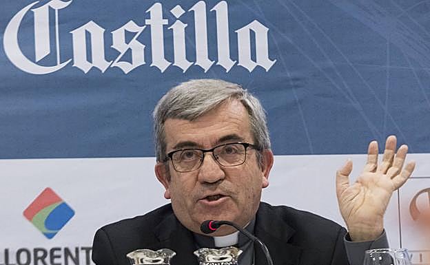 El obispo auxiiliar de Valladolid durnate su intervención en el Foro. 