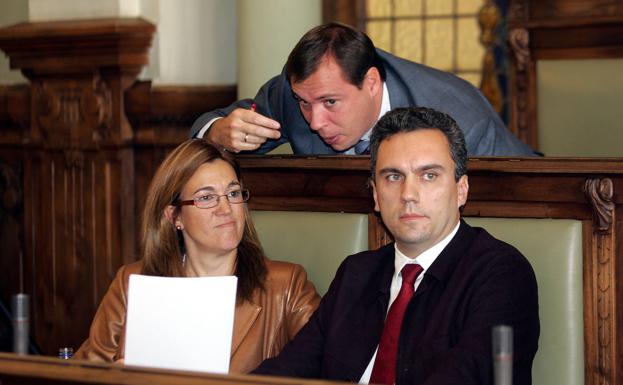 Soraya Rodríguez, Óscar Puente y Javier Izquierdo, en 2007, en la bancada de la oposición del Ayuntamiento de Valladolid. 