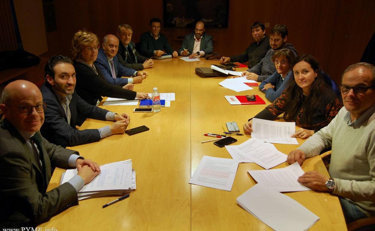 Un momento de la firma del convenio. 