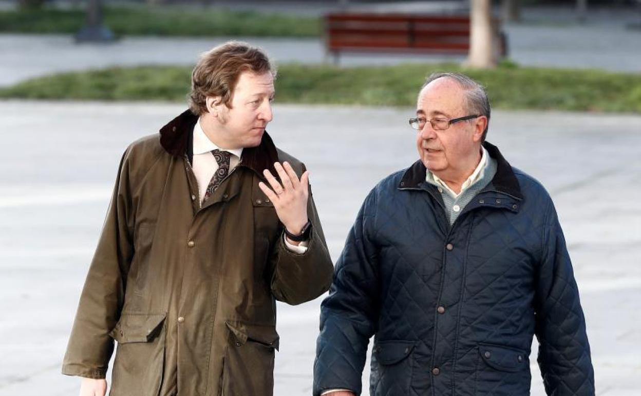 El exgerente del Club Atlético Osasuna Ángel Vizcay (d) llega al Palacio de Justicia de Navarra