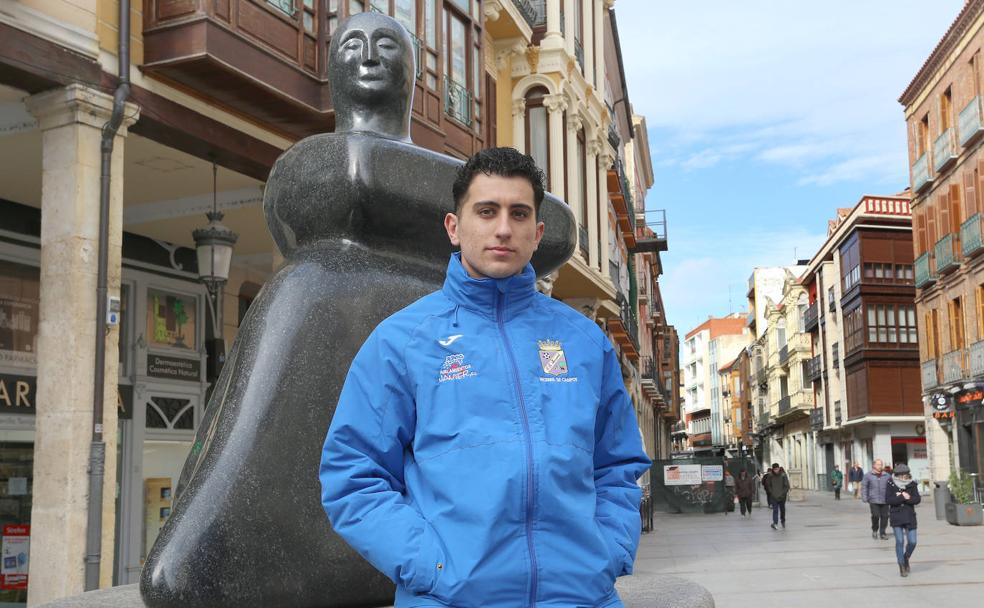 El jugador del Becerril Michael Taavon posa en el Monumento a la Mujer, delante de su casa.