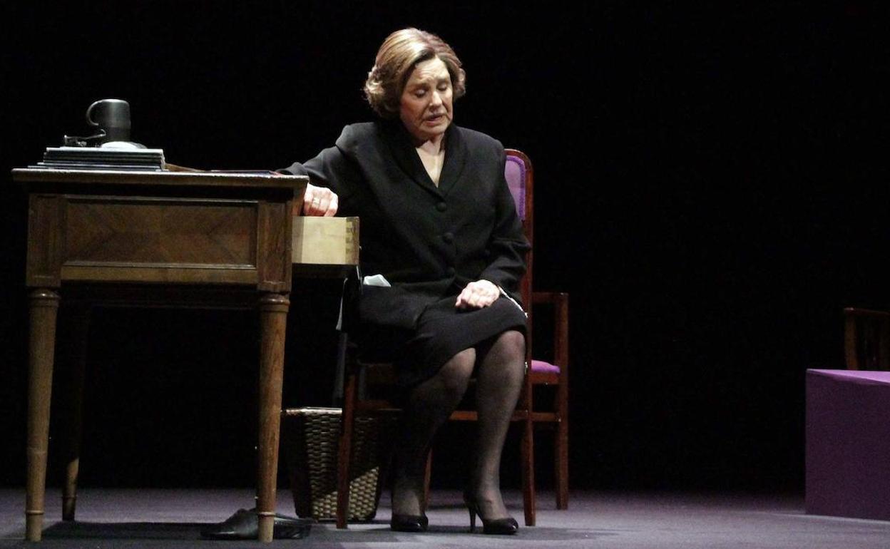 Lola Herrera representando 'Cinco horas con Mario'. 