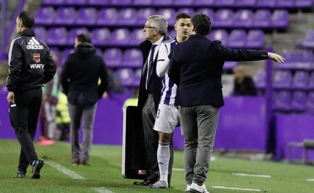 Ben Arfa escucha las indicaciones de Sergio antes de debutar como jugador del Real Valladolid. 