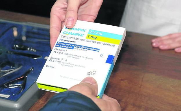 Una farmacéutica dispensa el Champix con receta electrónica. 