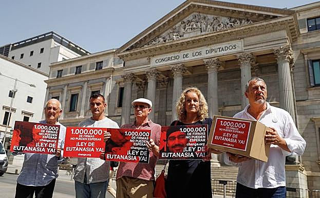 Cajas con un millón de firmas a favor de la eutanasia, delante del Congreso
