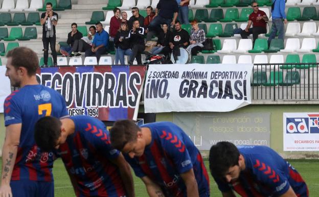 Uno de los grupos contrarios a la conversión en SAD, durante un partido en La Albuera. 