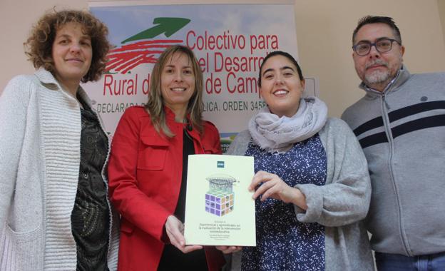 Técnicos del proyecto Ágora posan con la publicación de la UNED.