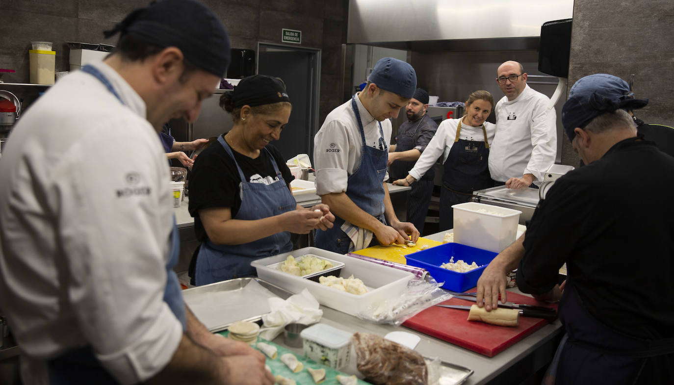 Los dos cocineros con el resto de su equipo.