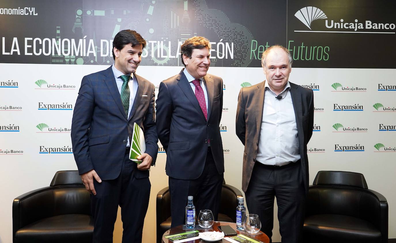 El consejero de Economía y Hacienda, Carlos Fernández Carriedo, inaugura la jornada ''Desafíos en la industria y la economía de Castilla y León, organizada por Expansión y Unicaja Banco junto al director adjunto de Expansión, Iñaki Garay (D) y el director territorial de Unicaja Manuel Rubio.