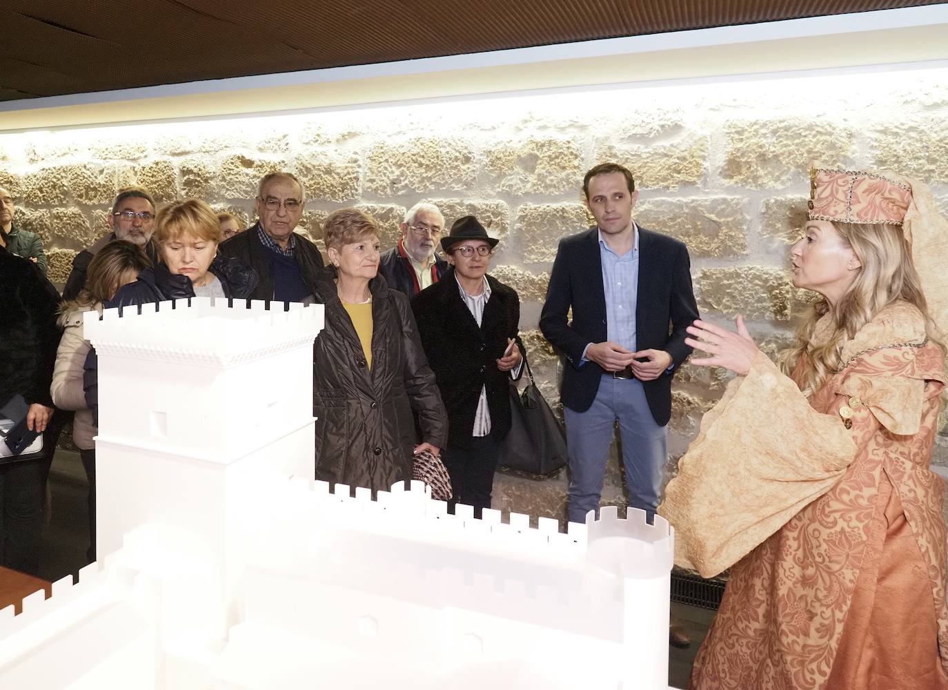 El presidente de la Diputación de Valladolid, Conrado Íscar, asiste a la jornadas de puertas abiertas que celebra el Castillo de Fuensaldaña.