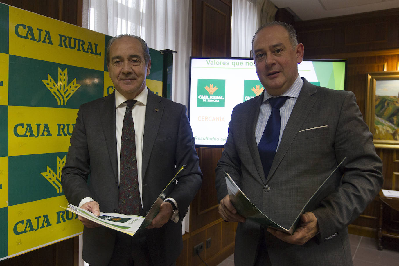 El director de Caja Rural, Cirpriano García, y el Presidente, Nicanor Santos, presentan el balance y la cuenta de pérdidas y ganancias del ejercicio de 2019.