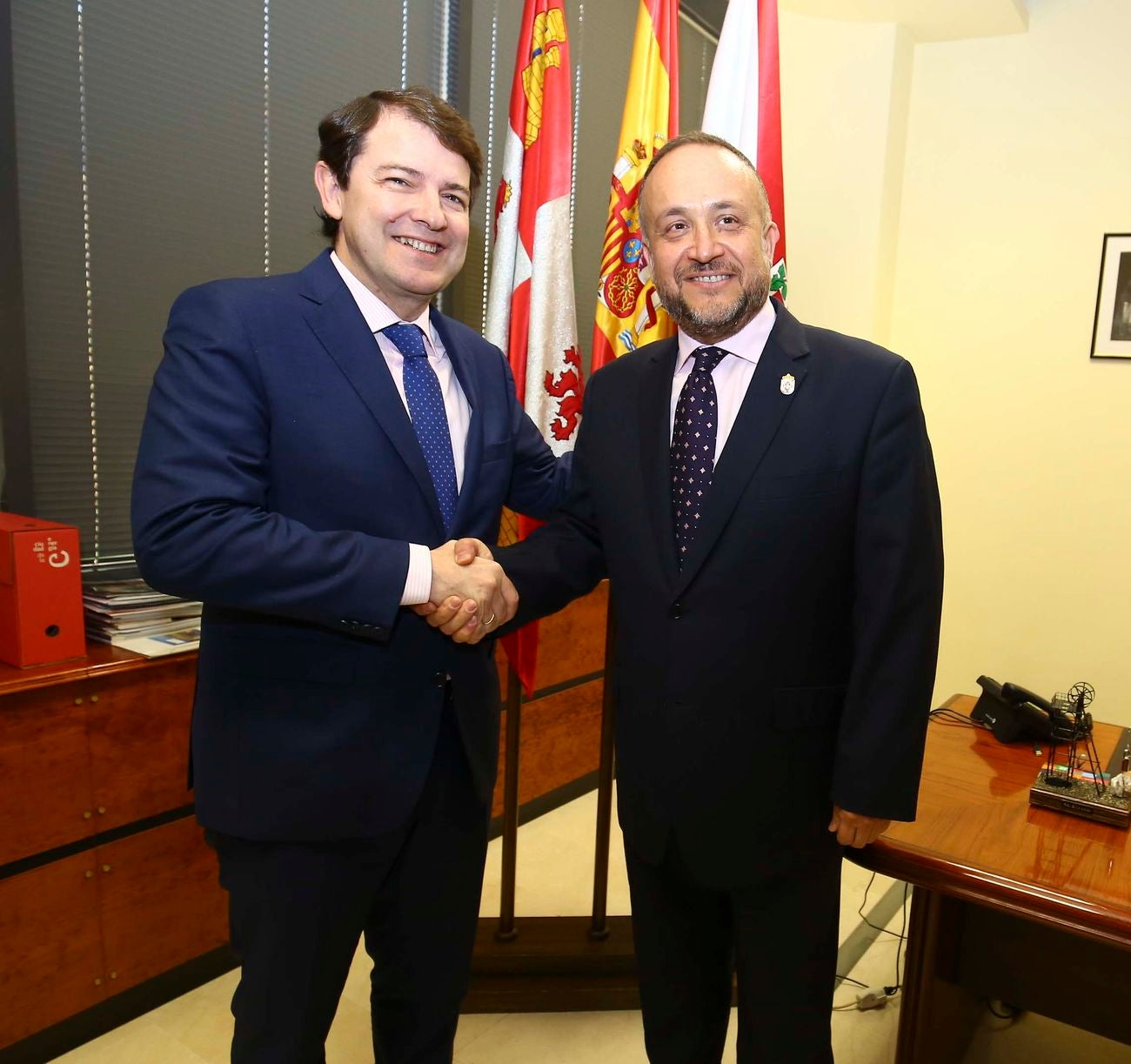 El presidente de la Junta de Castilla y León, Alfonso Fernández Mañueco, junto al alcalde de Ponferrada, Olegario Ramón, durante su visita al consistorio ponferradino.