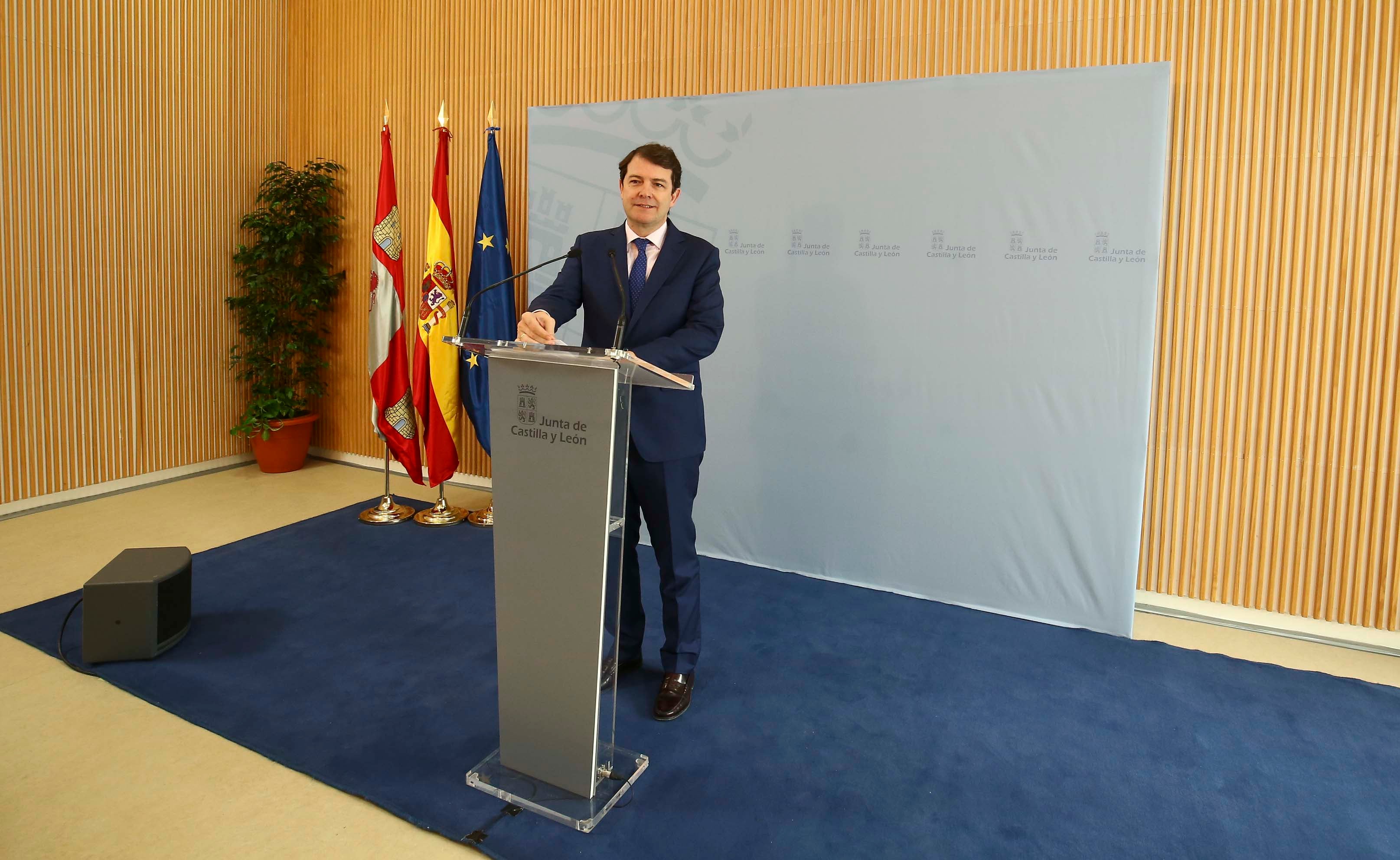 El presidente de la Junta de Castilla y León, Alfonso Fernández Mañueco, junto al alcalde de Ponferrada, Olegario Ramón, durante su visita al consistorio ponferradino.