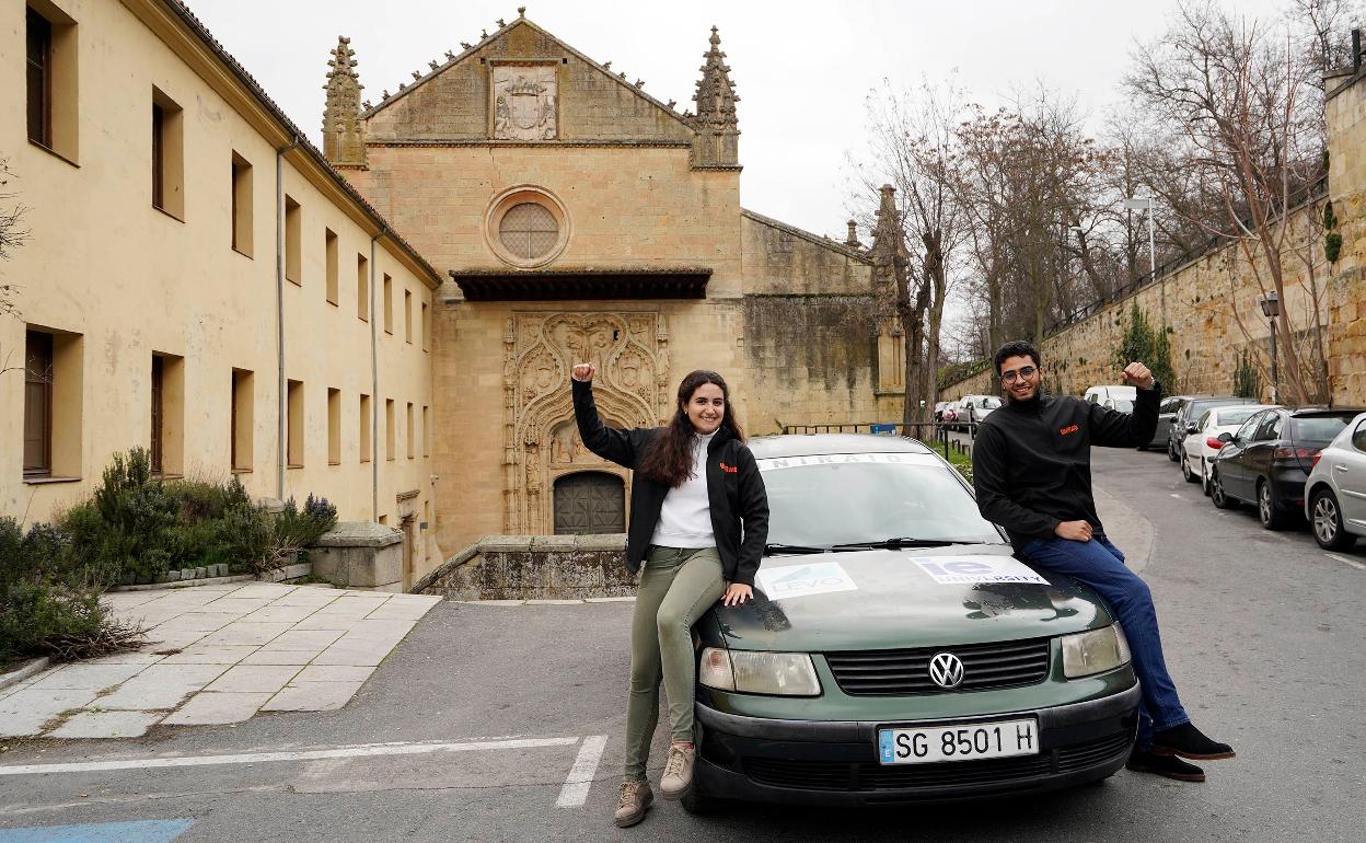 Nadine Oppenheimer y Oussama Chniank posan con el coche. 