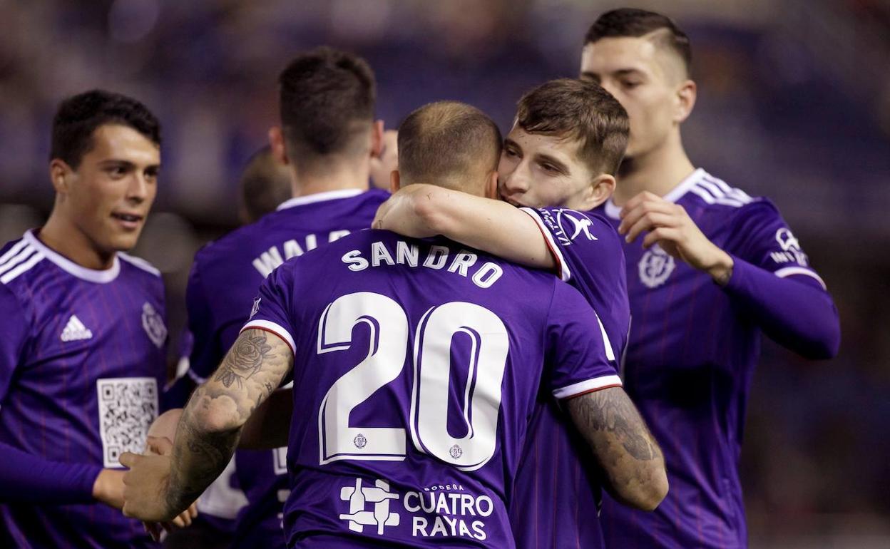 Pedro Porro, Waldo, Sandro, Toni y Javi Sánchez celebran el gol del delantero canario en Tenerife.
