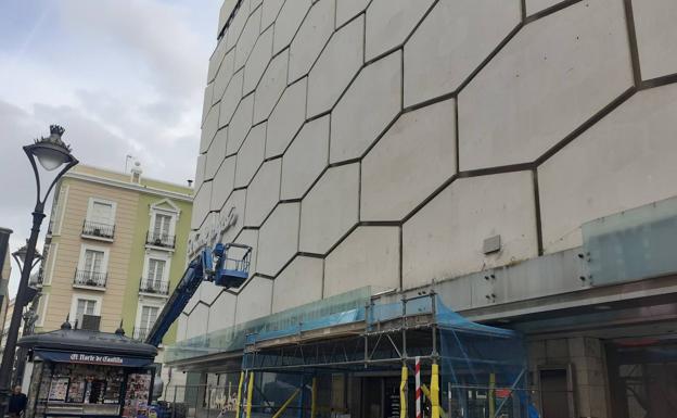 Inicio de las obras de la fachada verde en El Corte Inglés.