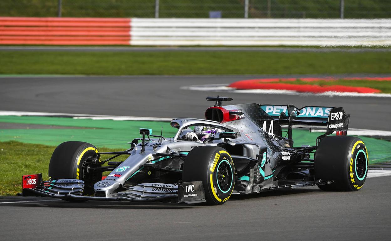 Lewis Hamilton, rodando con el Mercedes W11 en Silverstone. 