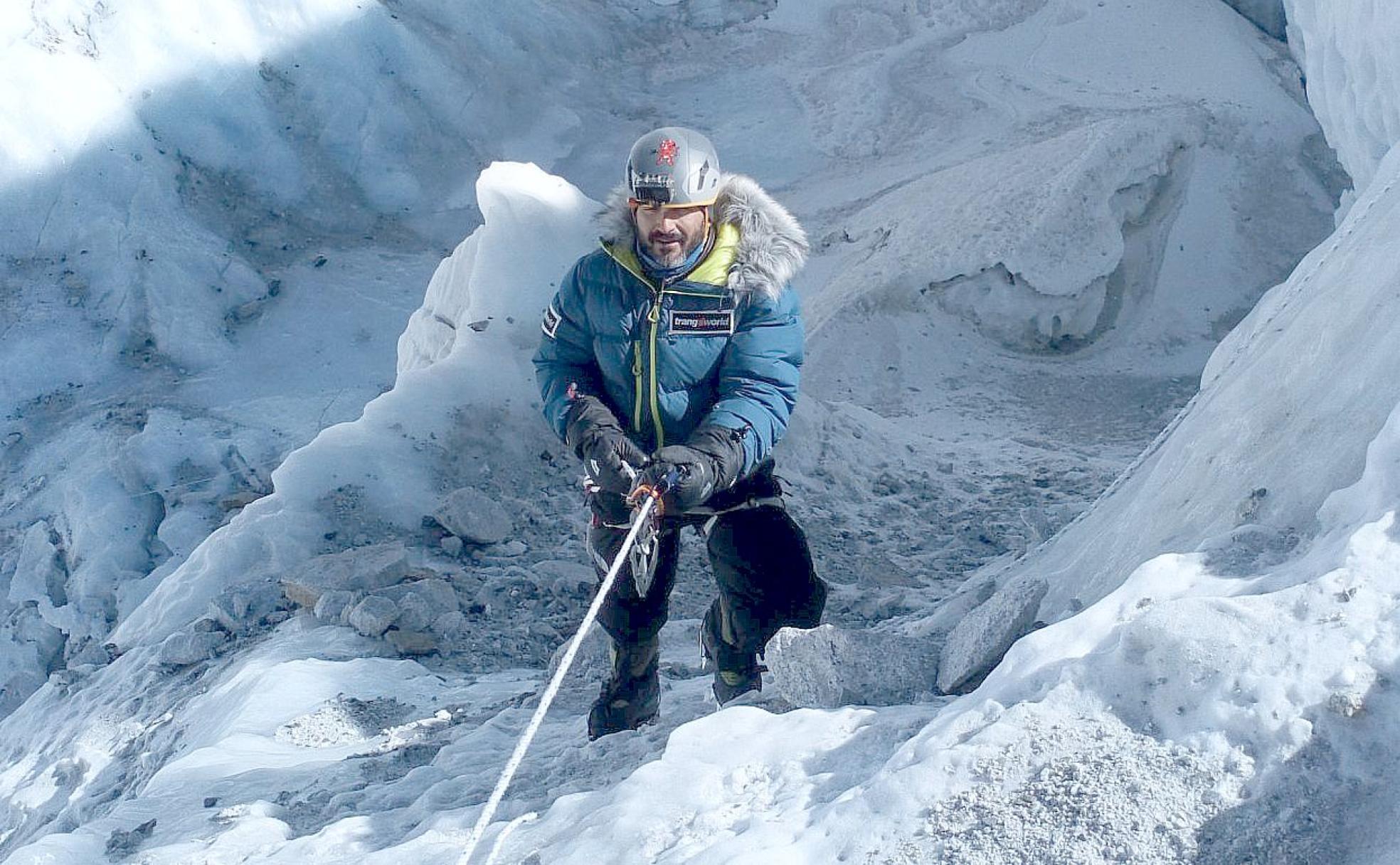 El leonés Sergio Pérez, durante los preparativos para el ascenso de la expedición al Everest.