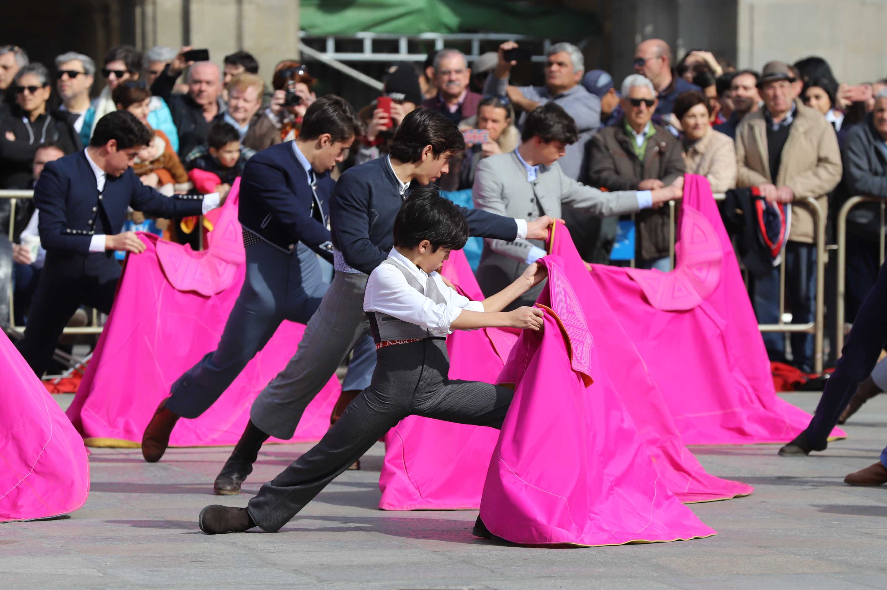 Fotos: La exhibición de los alumnos de la escuela de tauromaquia en la Plaza Mayor de Salamanca