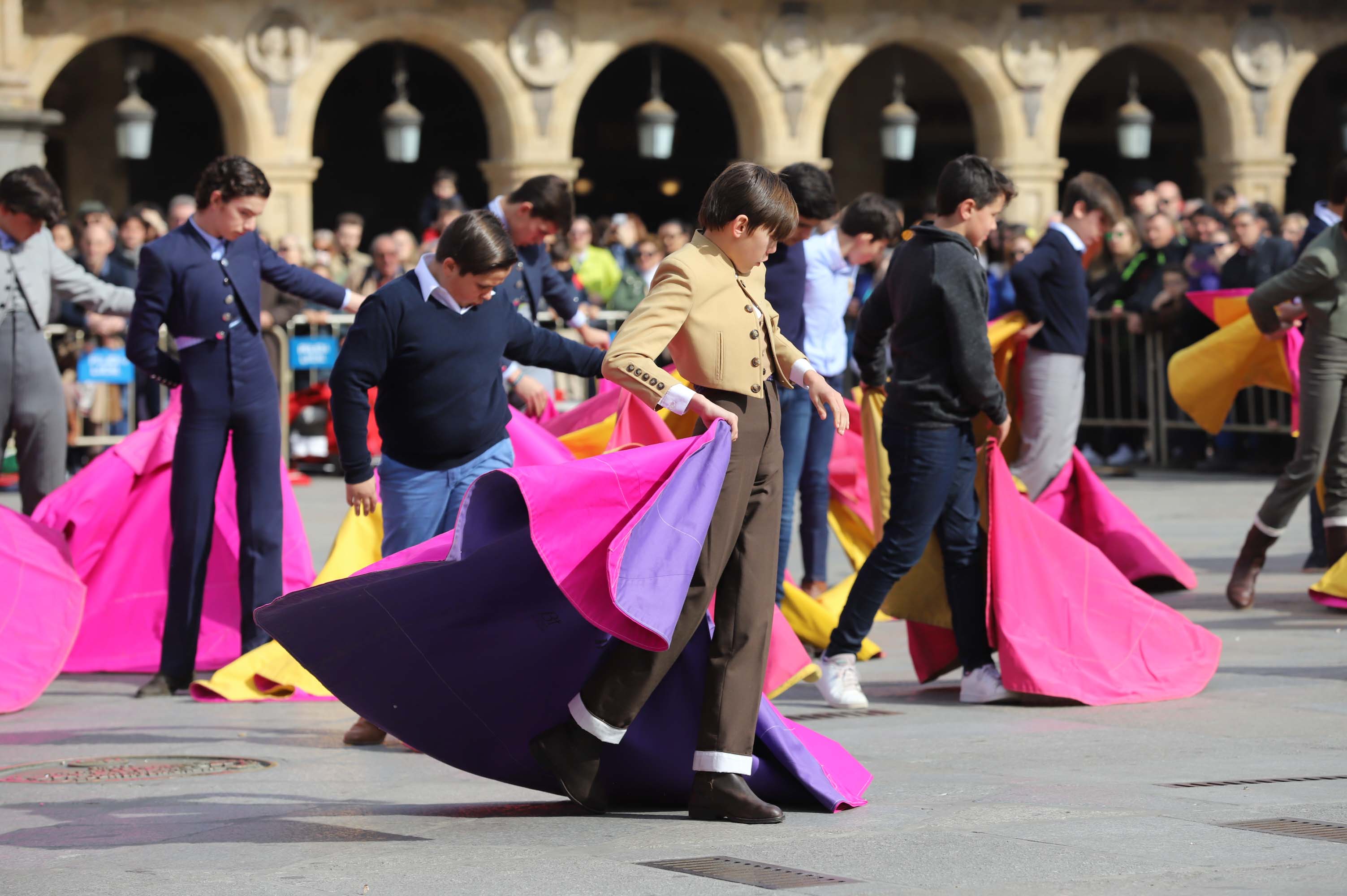 Fotos: La exhibición de los alumnos de la escuela de tauromaquia en la Plaza Mayor de Salamanca