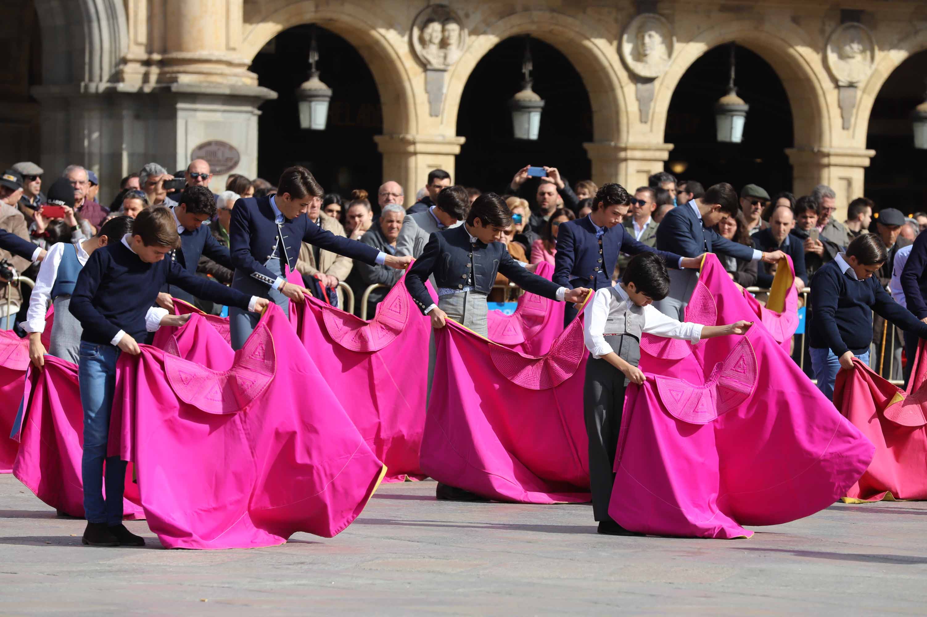 Fotos: La exhibición de los alumnos de la escuela de tauromaquia en la Plaza Mayor de Salamanca