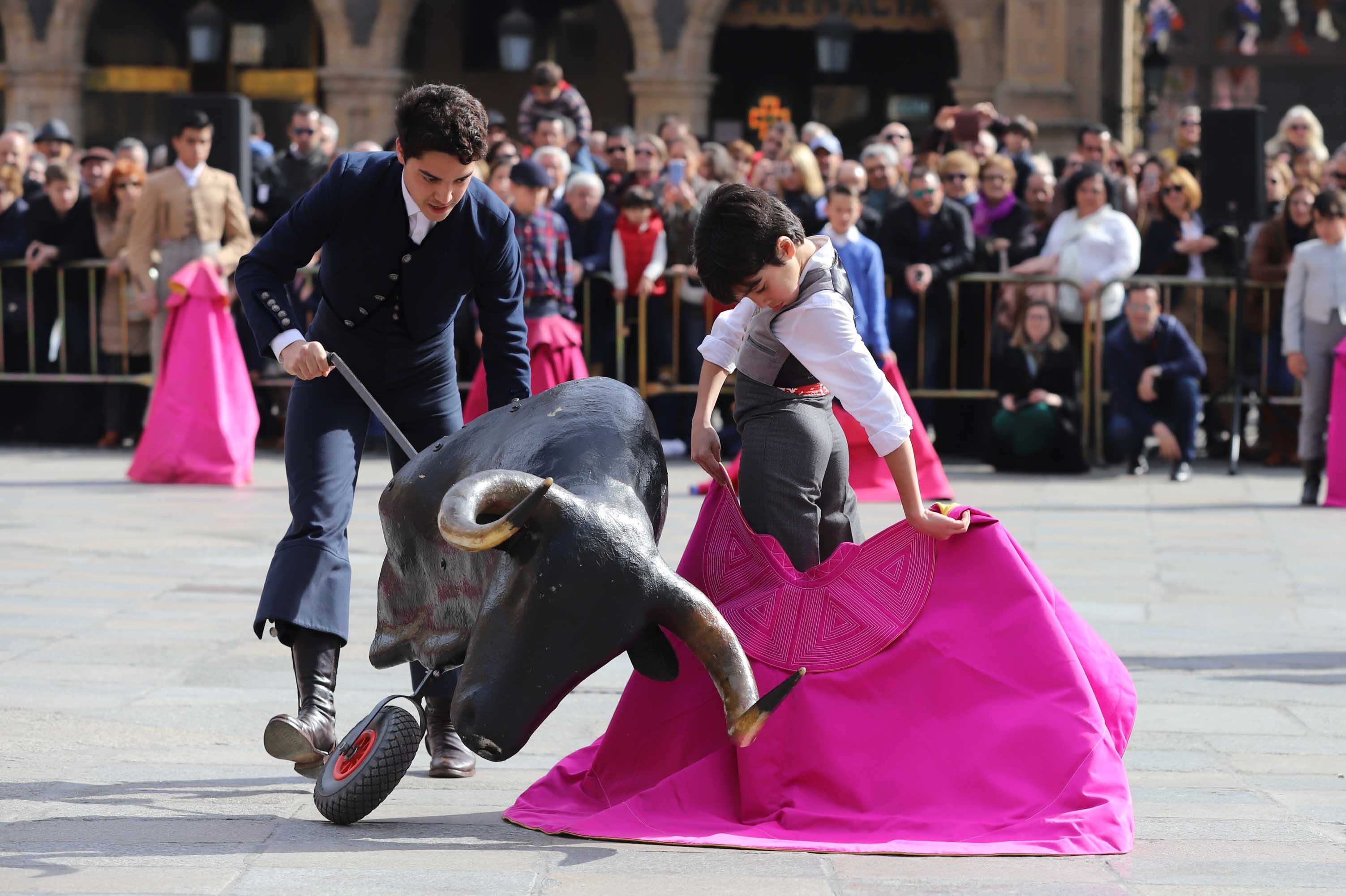 Fotos: La exhibición de los alumnos de la escuela de tauromaquia en la Plaza Mayor de Salamanca