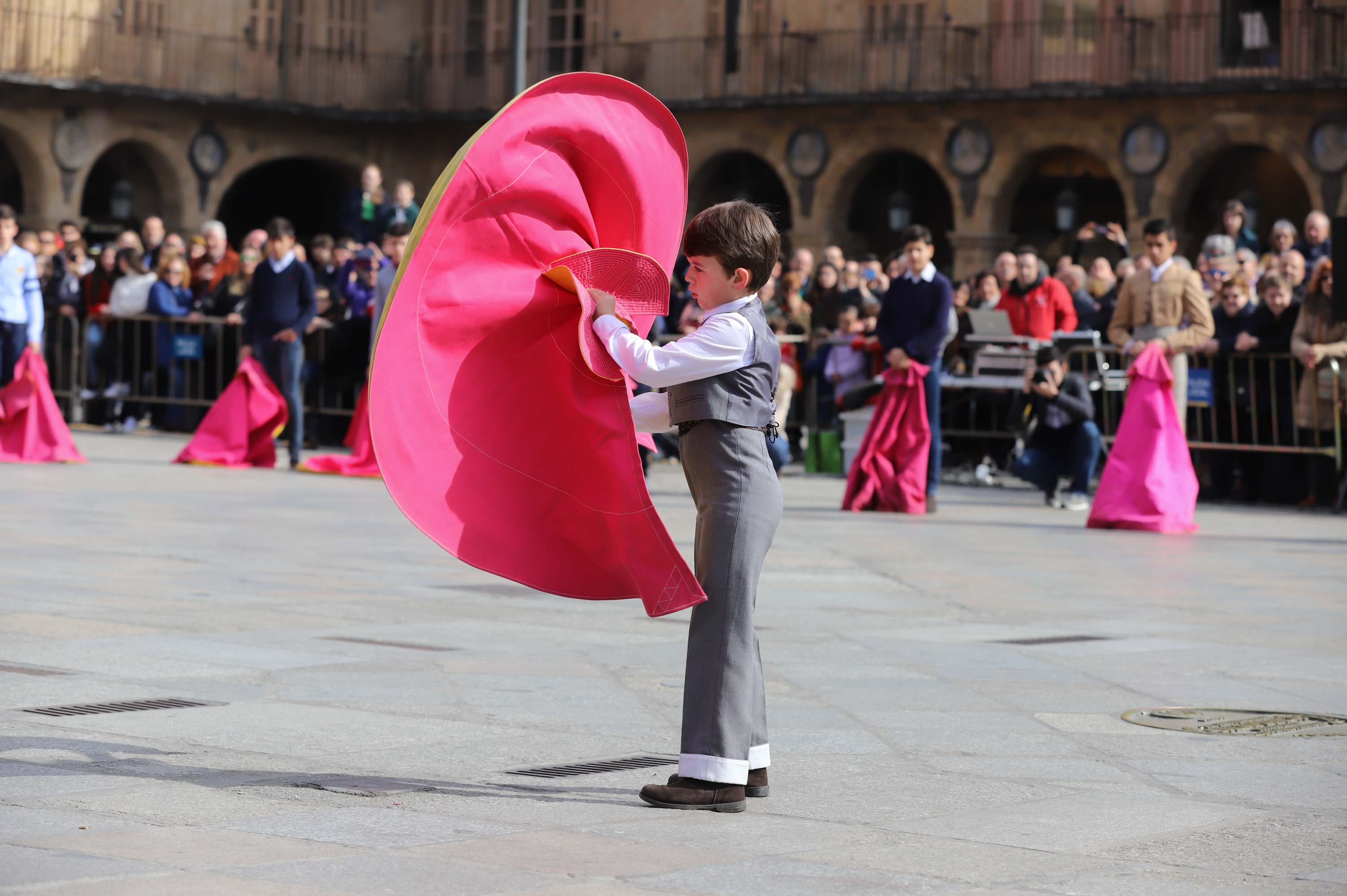 Fotos: La exhibición de los alumnos de la escuela de tauromaquia en la Plaza Mayor de Salamanca