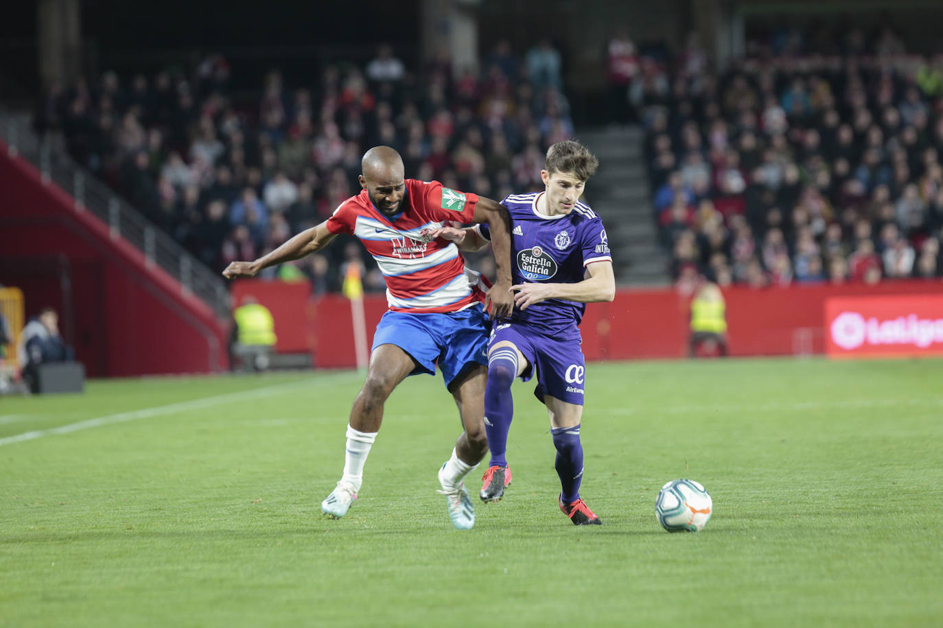 El Granada se lleva la victoria por 2-1 con una remontada in extremis.