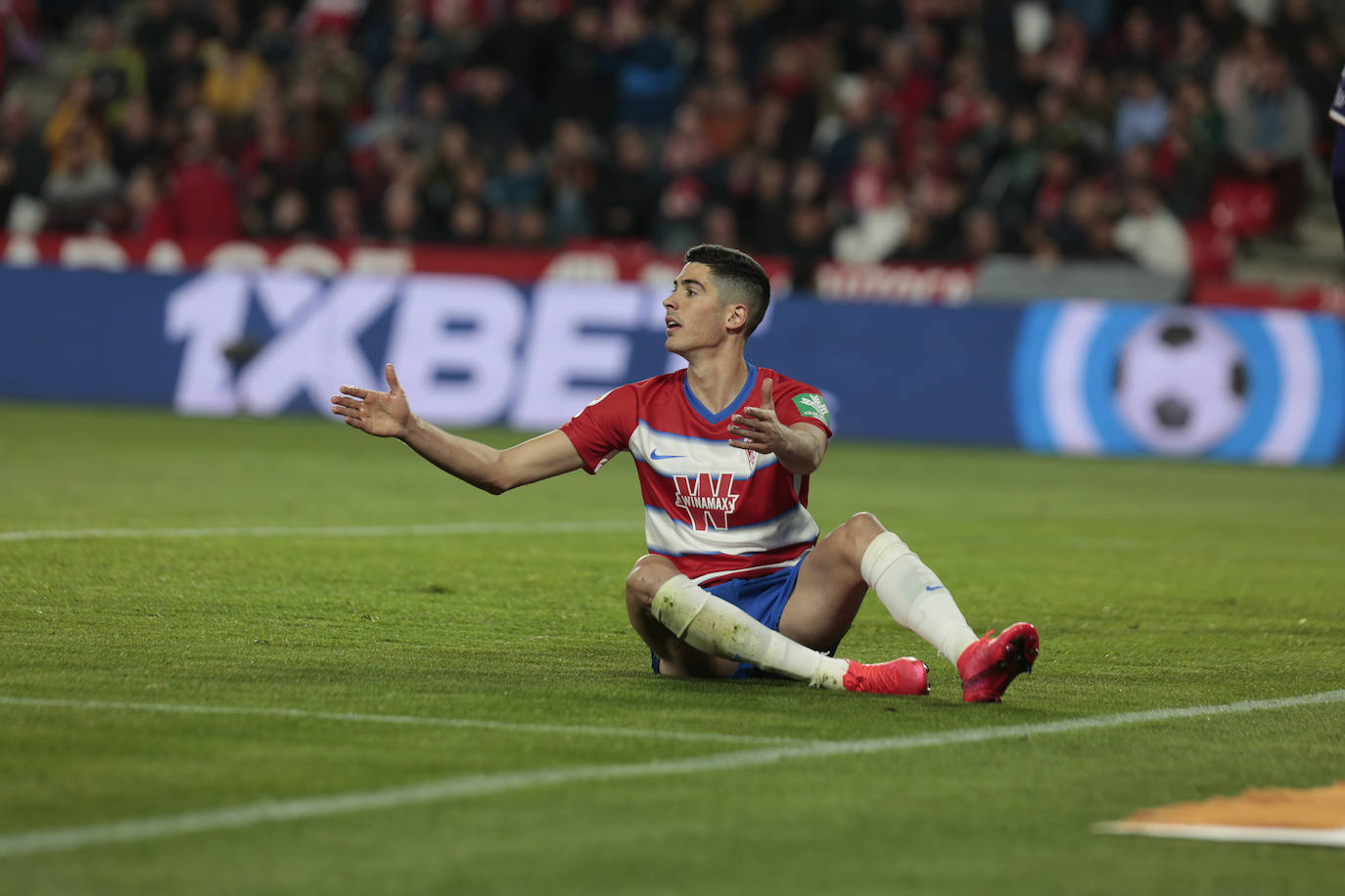 El Granada se lleva la victoria por 2-1 con una remontada in extremis. 