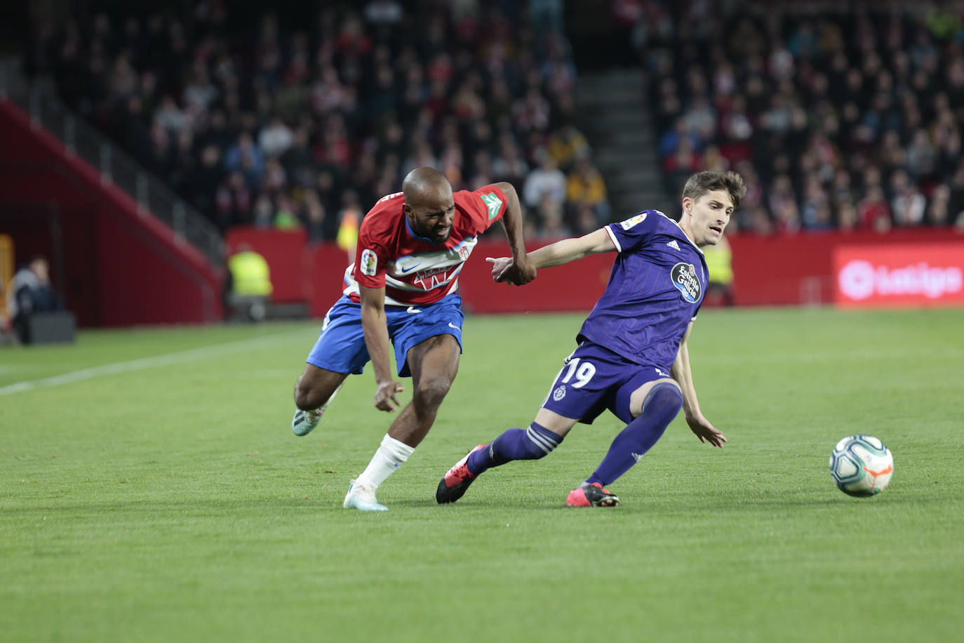 El Granada se lleva la victoria por 2-1 con una remontada in extremis. 