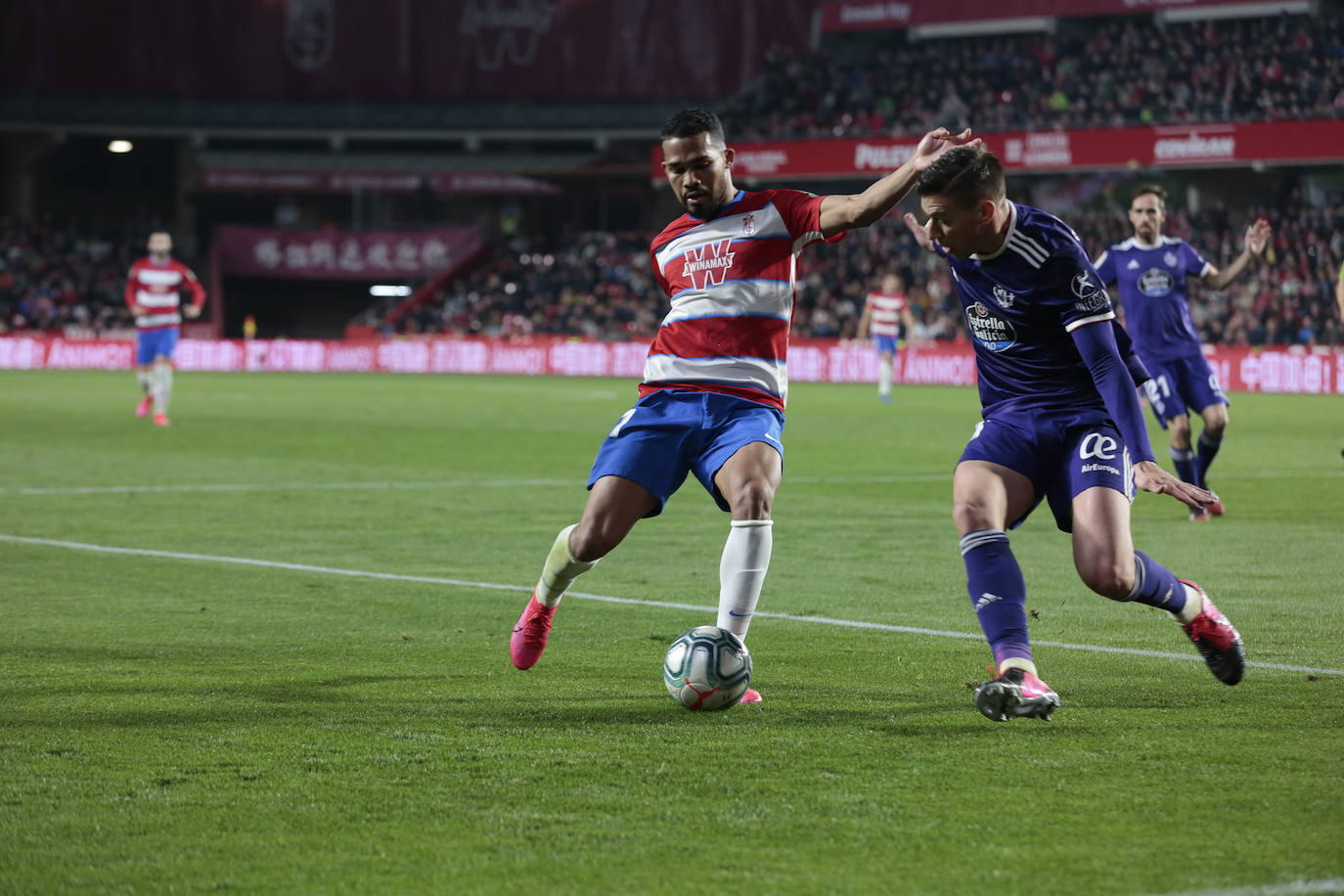 El Granada se lleva la victoria por 2-1 con una remontada in extremis. 