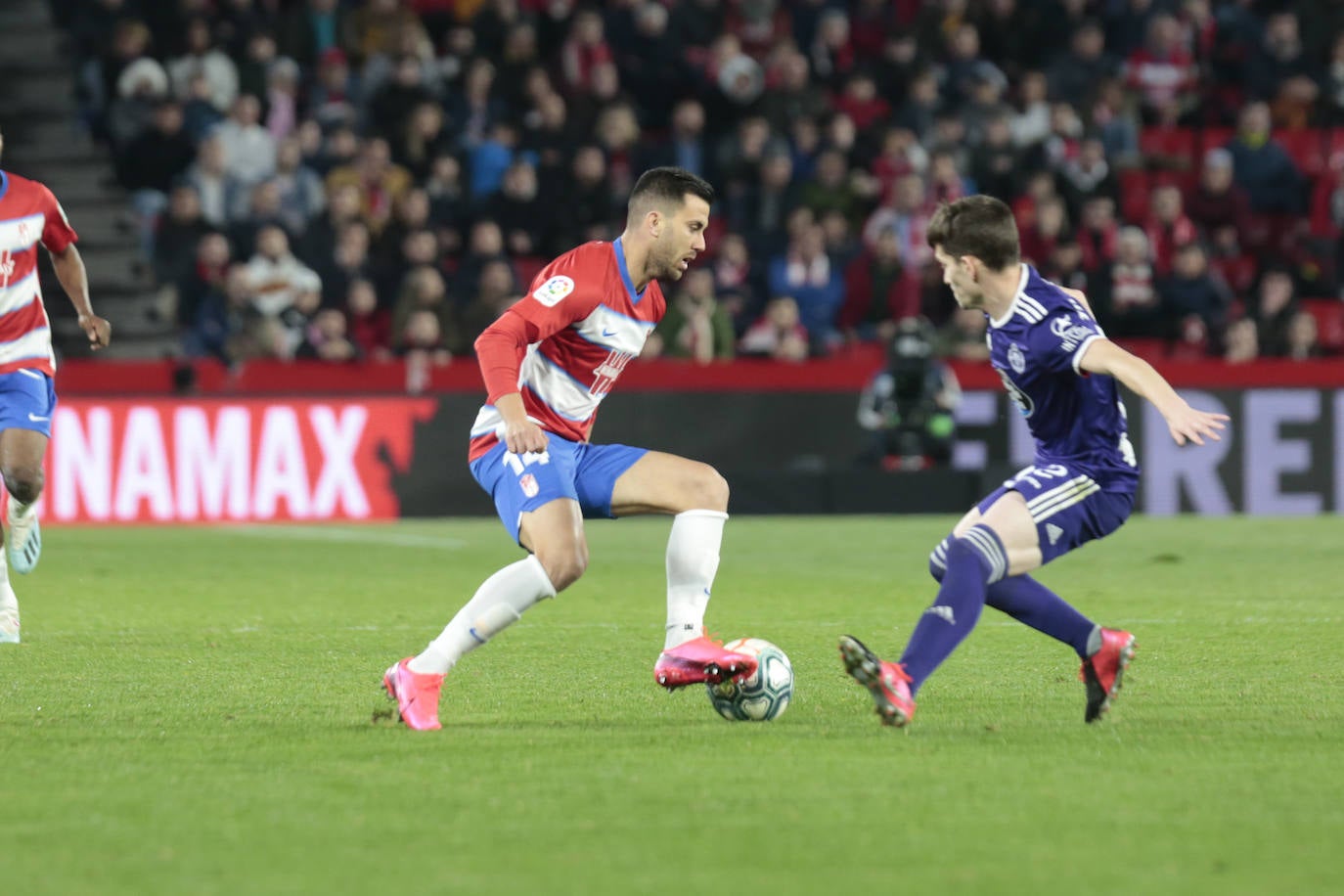El Granada se lleva la victoria por 2-1 con una remontada in extremis. 