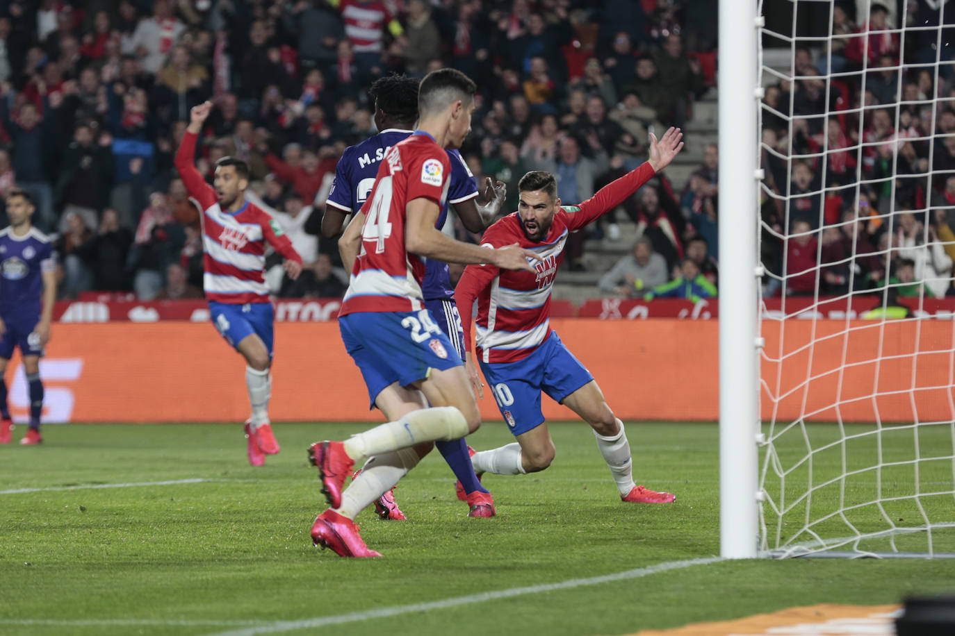 El Granada se lleva la victoria por 2-1 con una remontada in extremis. 