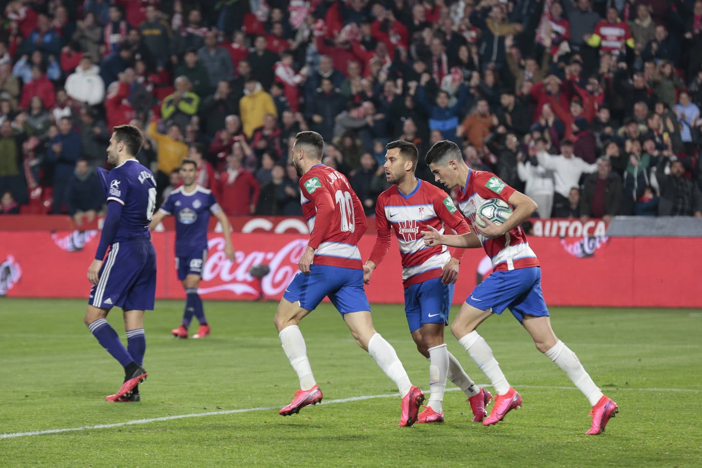 El Granada se lleva la victoria por 2-1 con una remontada in extremis. 