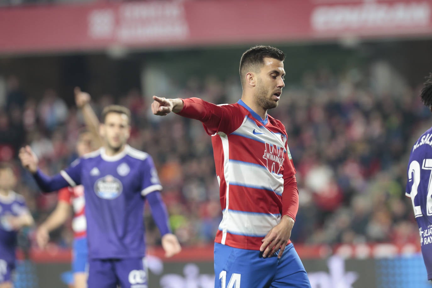El Granada se lleva la victoria por 2-1 con una remontada in extremis. 