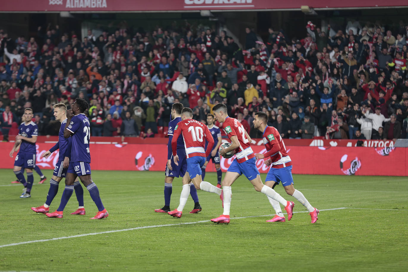 El Granada se lleva la victoria por 2-1 con una remontada in extremis. 