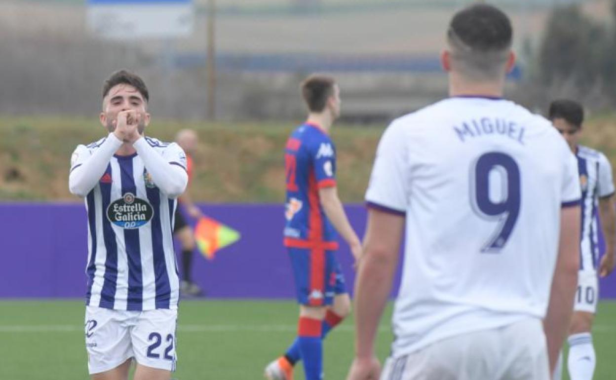 Fran Álvarez celebra el primero de los cuatro goles del Promesas