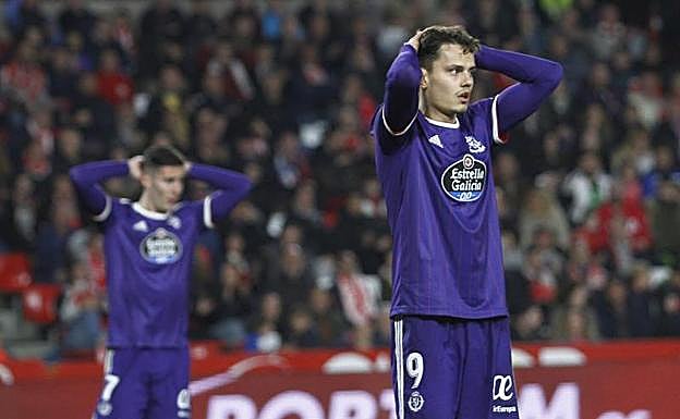 Enes Ünal se lamenta en el campo del Granada