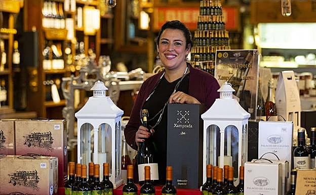 Flor Bonet posa en la tienda del Palacio de Canedo. 
